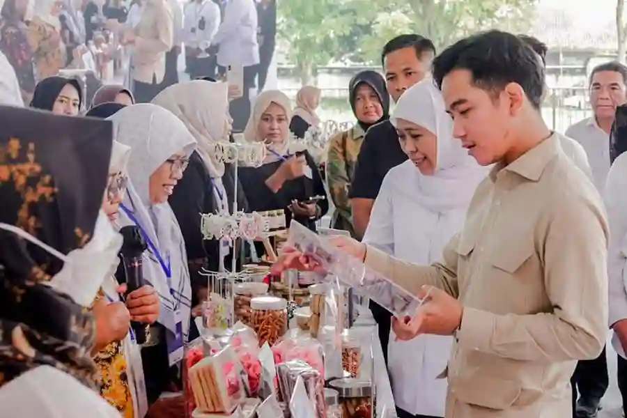 Wapres Gibran saat berdialog dengan pendamping dan basabah PNM Mekaar di Banyuwangi Wapres Gibran saat berdialog dengan pendamping dan basabah PNM Mekaar di Banyuwangi