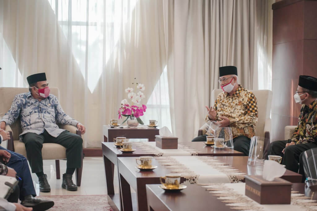 Jenderal (Pur) TNI Fachrul Razi (kiri) saat menerima kunjungan DPP LDII Bali