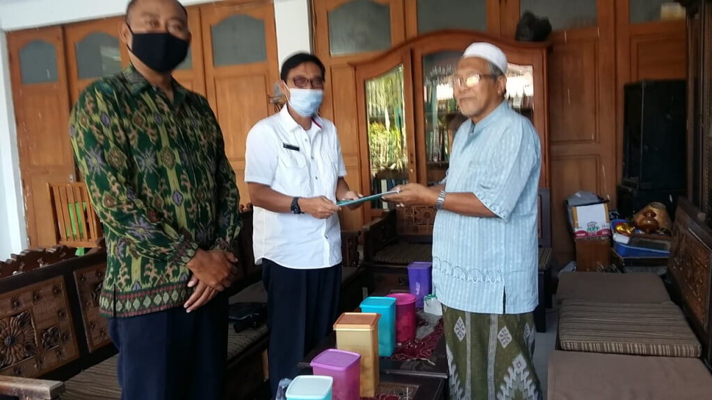 Ketua DPD LDII Kabupaten Jembrana, drg. Bambang Sridadi, M.Kes, (dua dari kiri) menyerahkan majalah Nuansa kepada Ketua MUI Kabupaten Jembrana KH. Mohamad Zaki