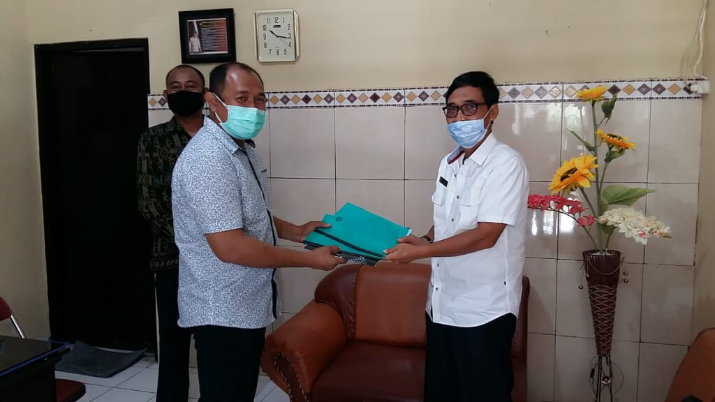 Ketua DPD LDII Kabupaten Jembrana, drg. Bambang Sridadi (kanan) menyerahkan majalah Nuansa kepada Kaur Bin Ops Sat Intelkan, Ipda I Putu Yoga.