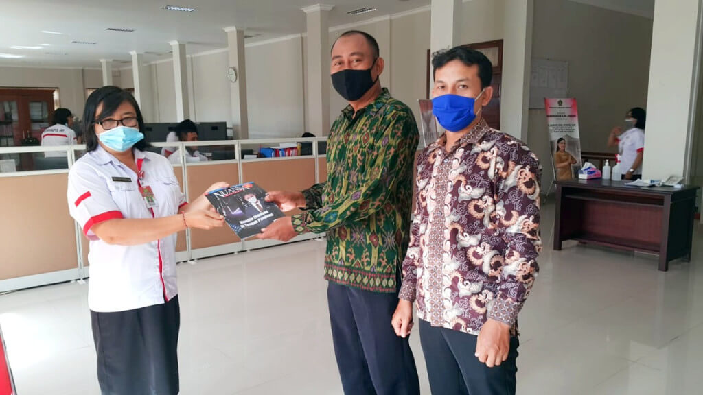 Wakil Ketua DPD LDII Heru Fitanto (dua dari kanan) didampingi Sekretaris Tio Setiawan (kanan) menyerahkan majalah Nuansa kepada staf Badan Kesbangpol Jembrana
