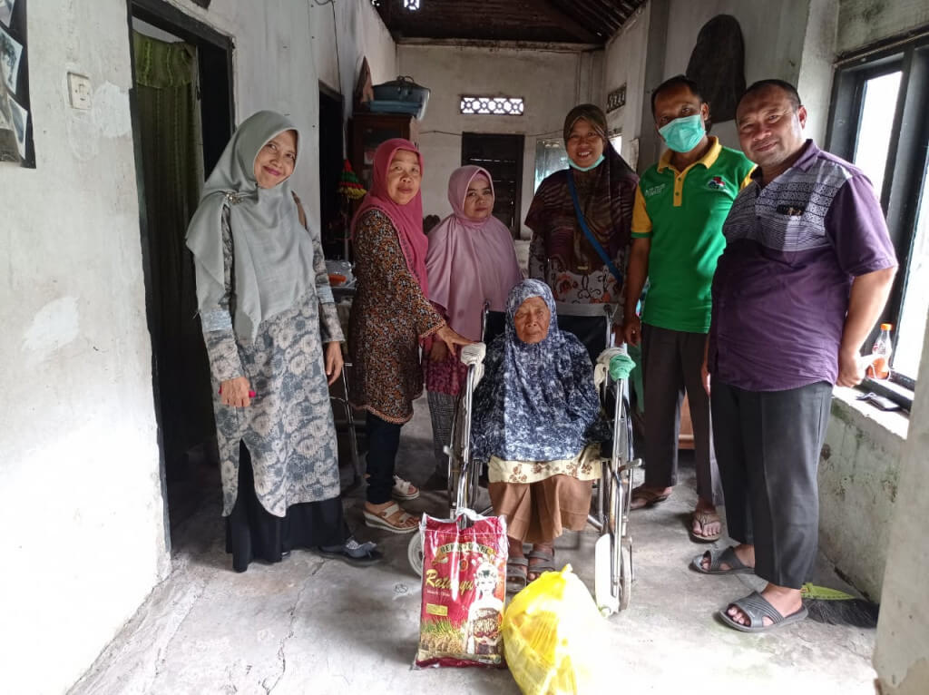 Mbah Aminah (duduk di kursi roda) dari Gilimanuk, Jembrana, menerima bantuan paket sembako yang diserahkan Biro Ekonomi dan Pemberdayaan Masyarakat LDII Bali