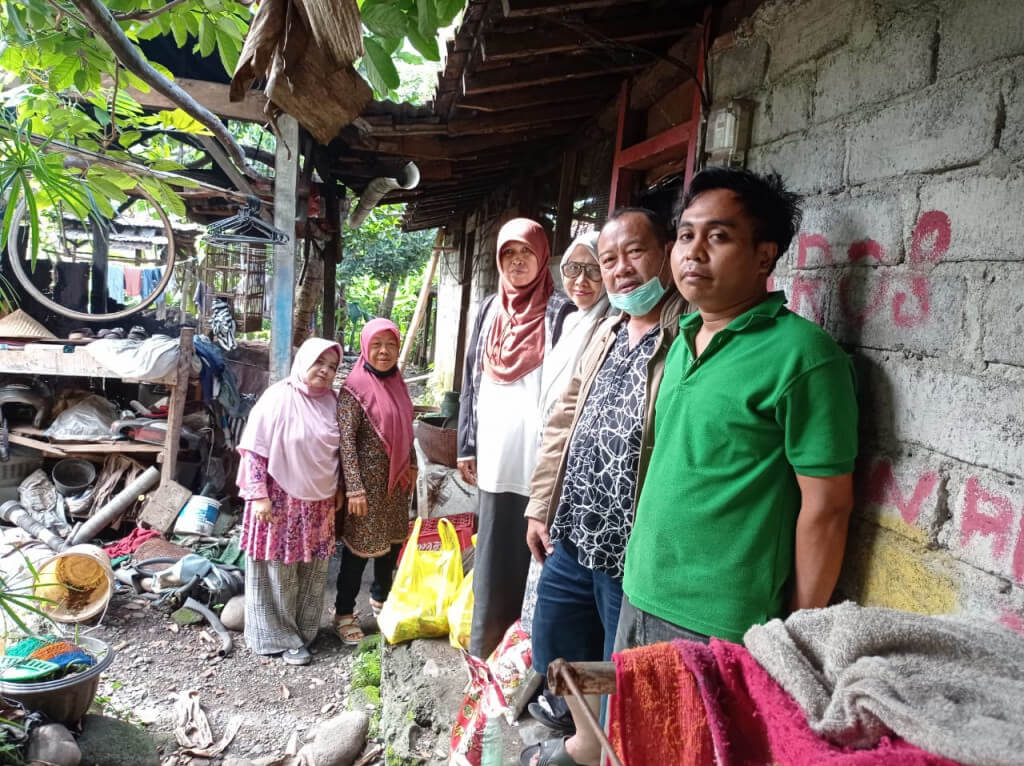 Naimah (tiga dari kiri) dari Pekutatan, Jembrana menerima bantuan paket sembako dari Biro Ekonomi dan Pemberdayaan Masyarakat LDII Bali