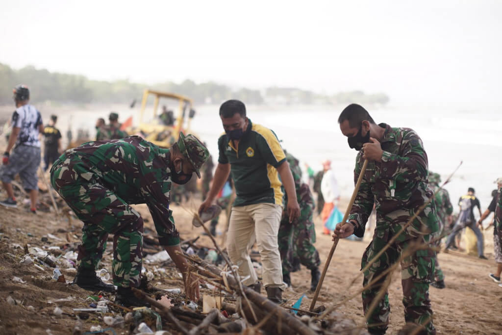 Peserta Karya Bakti dari LDII Bali bersinergi dengan TNI membersihkan sampah di Pantai Kuta