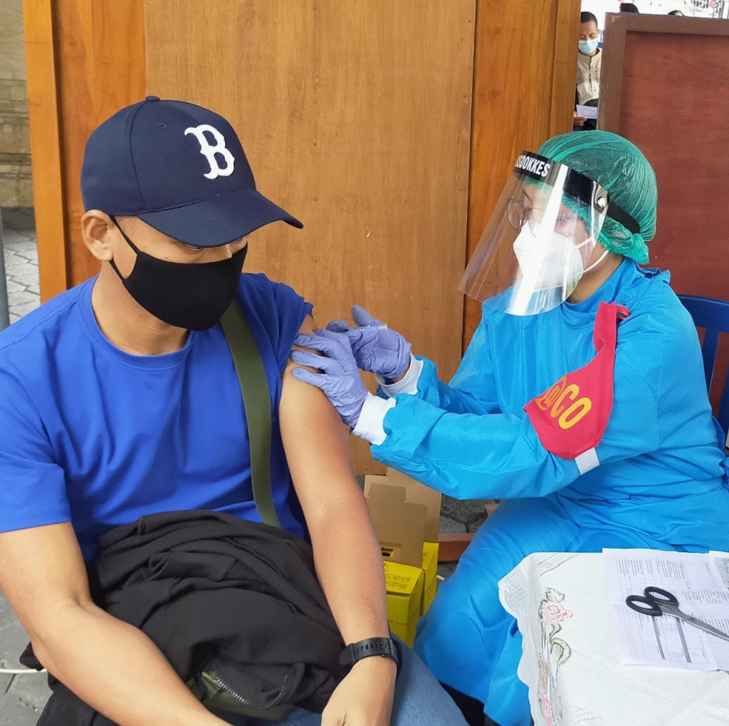 Suasana vaksinasi massal di halaman Gedung Serbaguna LDII Bali, Minggu (18/7) pagi