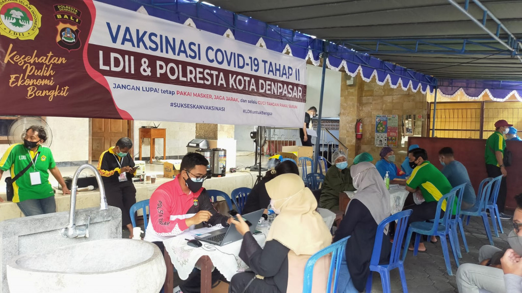 Suasana vaksinasi massal yang digelar LDII Denpasar
