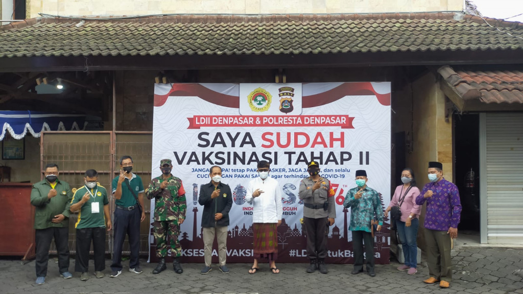 Wali Kota Denpasar I Gusti Ngurah Jaya Negara (tengah baju putih) bersama panitia vaksinasi LDII dan Polresta Denpasar