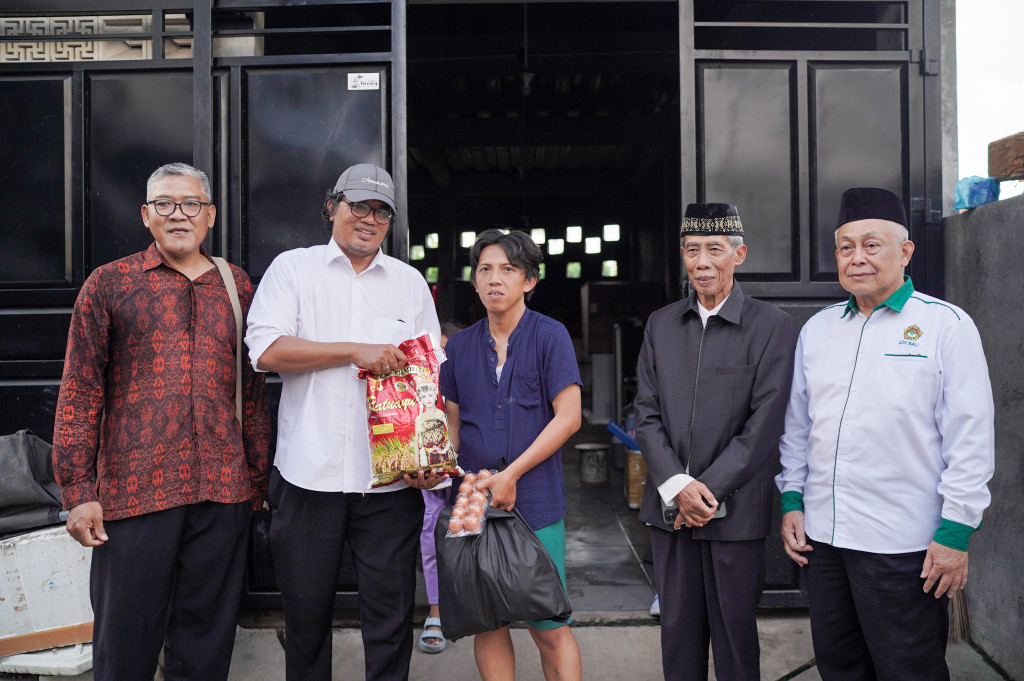 Photo penyerahan Bantuan kepada korban banjir-13.jpg