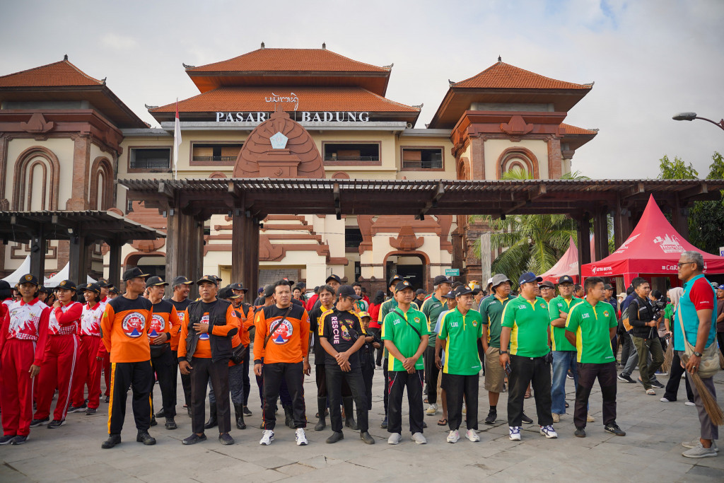 Photo Gotong Royong Warga dengan Walikota-001.jpg