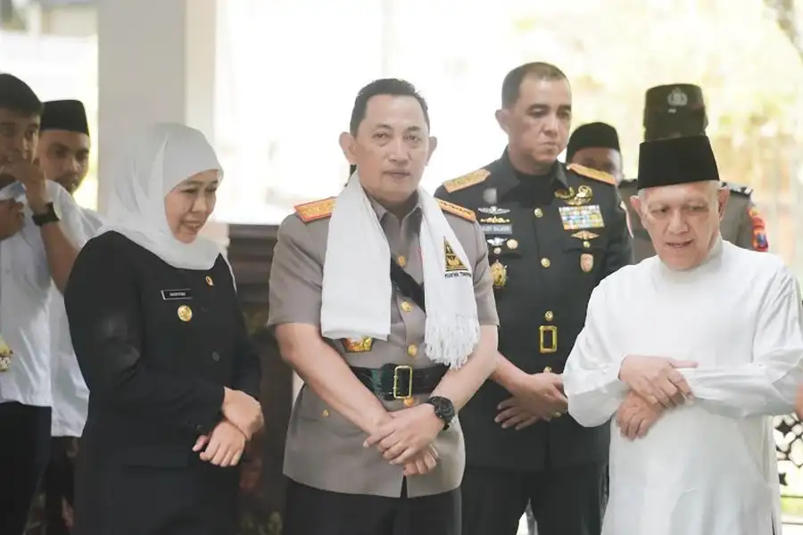 Gubernur Khofifah saat mendampingi Kapolri Jenderal Listyo Sigit Prabowo ziarah ke makam Gus Dur Gubernur Khofifah saat mendampingi Kapolri Jenderal Listyo Sigit Prabowo ziarah ke makam Gus Dur